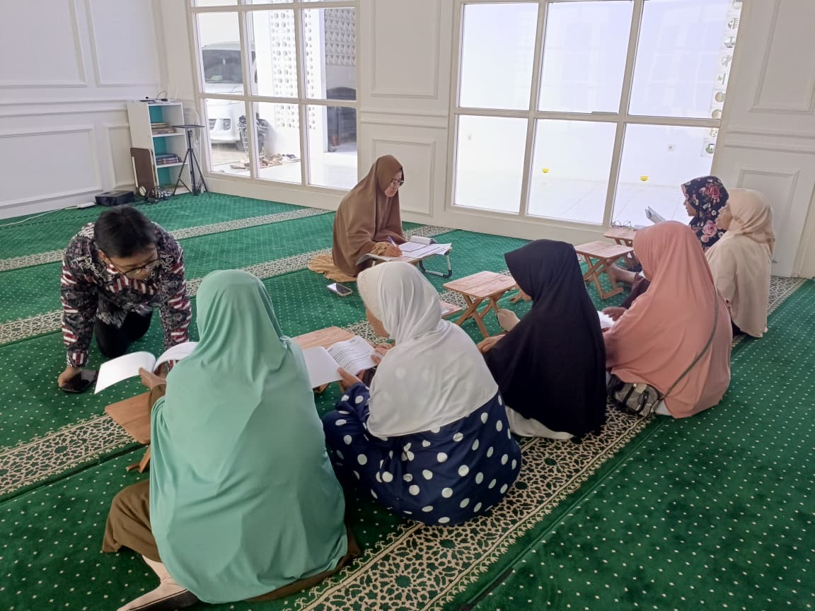 Kegiatan belajar bersama di masjid