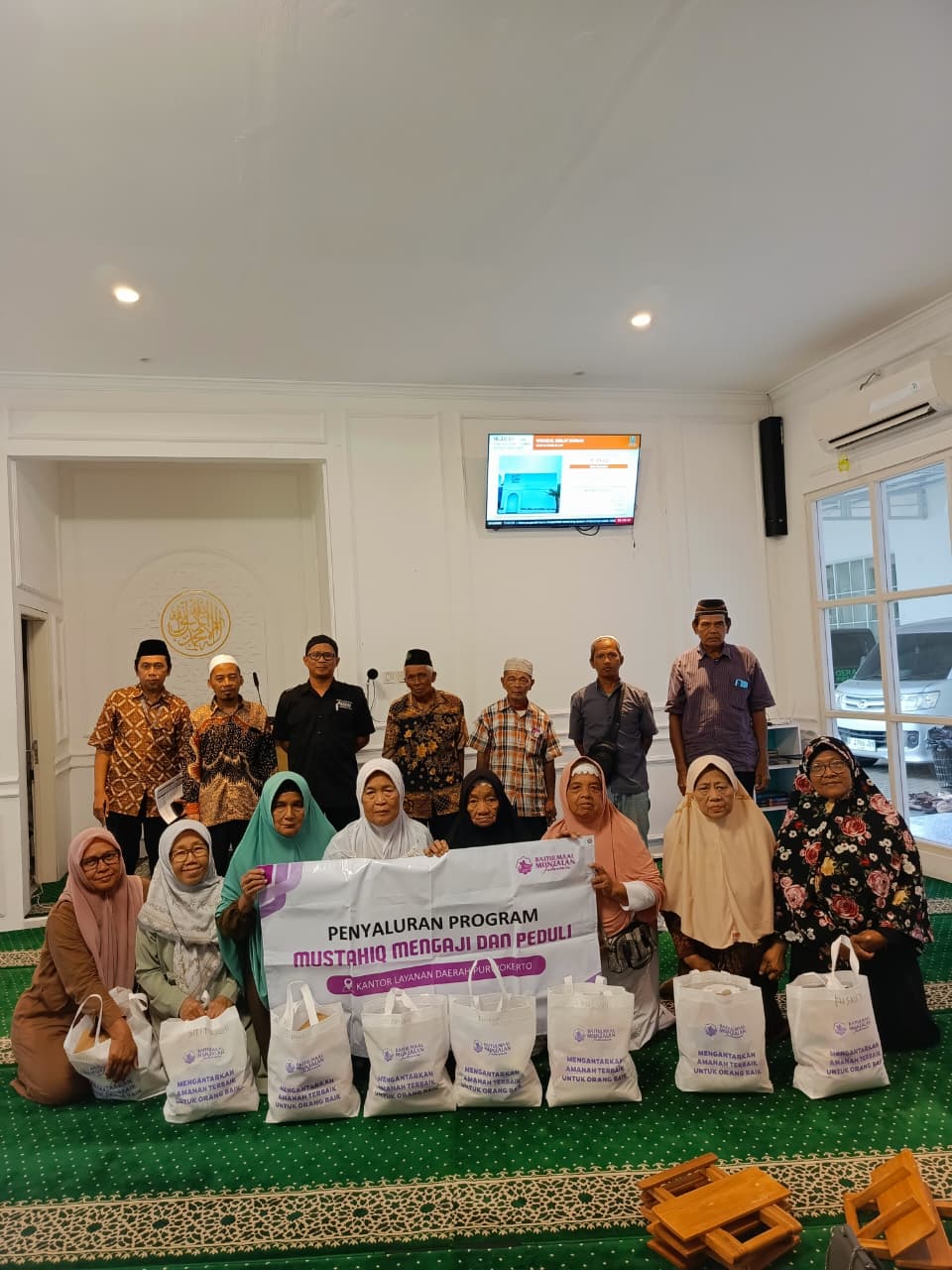 Kegiatan penyaluran bantuan bersama penerima manfaat